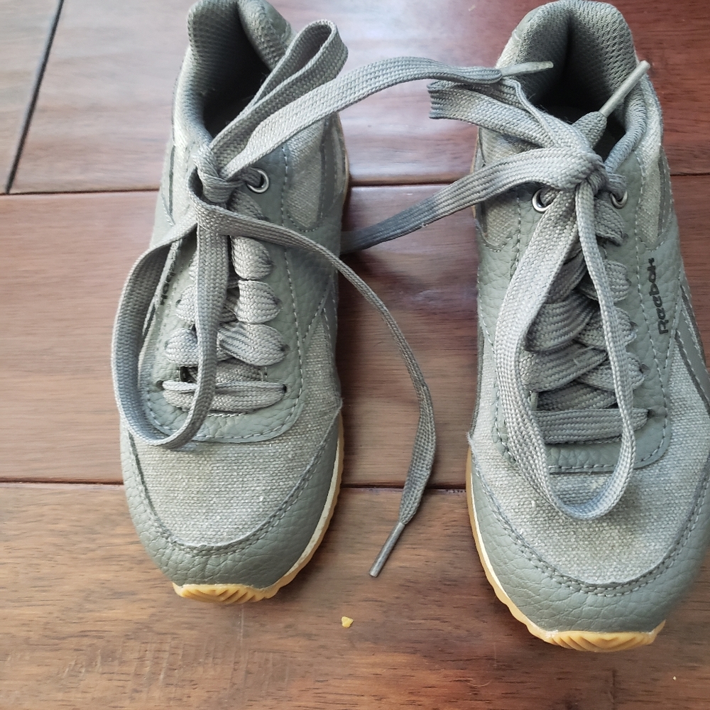 Boys Gray Preowned Reebok Tennis Shoes